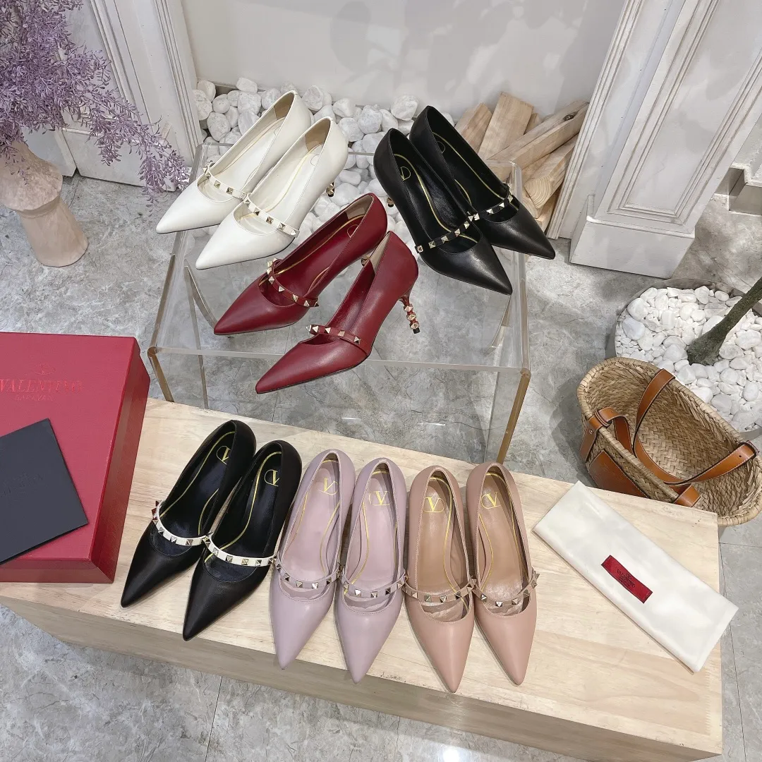 💕💕Factory direct selling price p440💕💕 Genuine leather sole +40 🆕Valentino. Valentino👑👑Latest series in the counter, the highest version, perfect details, very eye-catching catwalk series launched, V family’s hot rivet elements, luxurious and gorgeous! Various colors can be matched with beautiful clothes in spring and summer. There are many choices🎉🎉Exquisite and durable. It is copied at 1:1 of the original product. The upper foot is very pedicure-like. The key point is that it is very good and easy to control. It does not grind the feet and does not tire the feet. It is a walking artifact. The last shape is completely compared to the counter. The details are perfect. Without the original version, it would not be so exquisite! (Note! The heel shape and height are exclusively molded according to the original version, and are not randomly substituted by the market🐂) The color and texture of the fasteners are consistent with the original version! 🔺Fabric: Imported sheepskin, 🔺Lining: According to the original high-gloss imported sheepskin lining 🔺6 colors to choose from: black ➕black belt, black ➕white belt, pink, burgundy, white, apricot 🔺Number of yards: 35 to 42 yards (42 yards are not exchanged) 🔺Heel height: 7cm Rubber sole Genuine leather sole +40